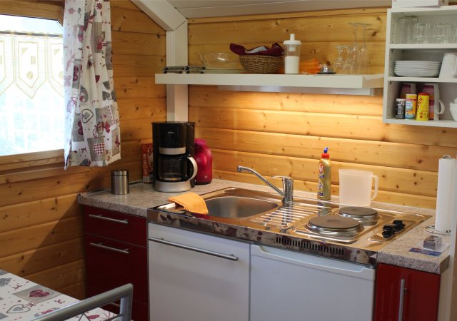 Küche mit Mikrowelle, Wasserkocher, Toaster, Kühlschrank mit Tifkühlfach